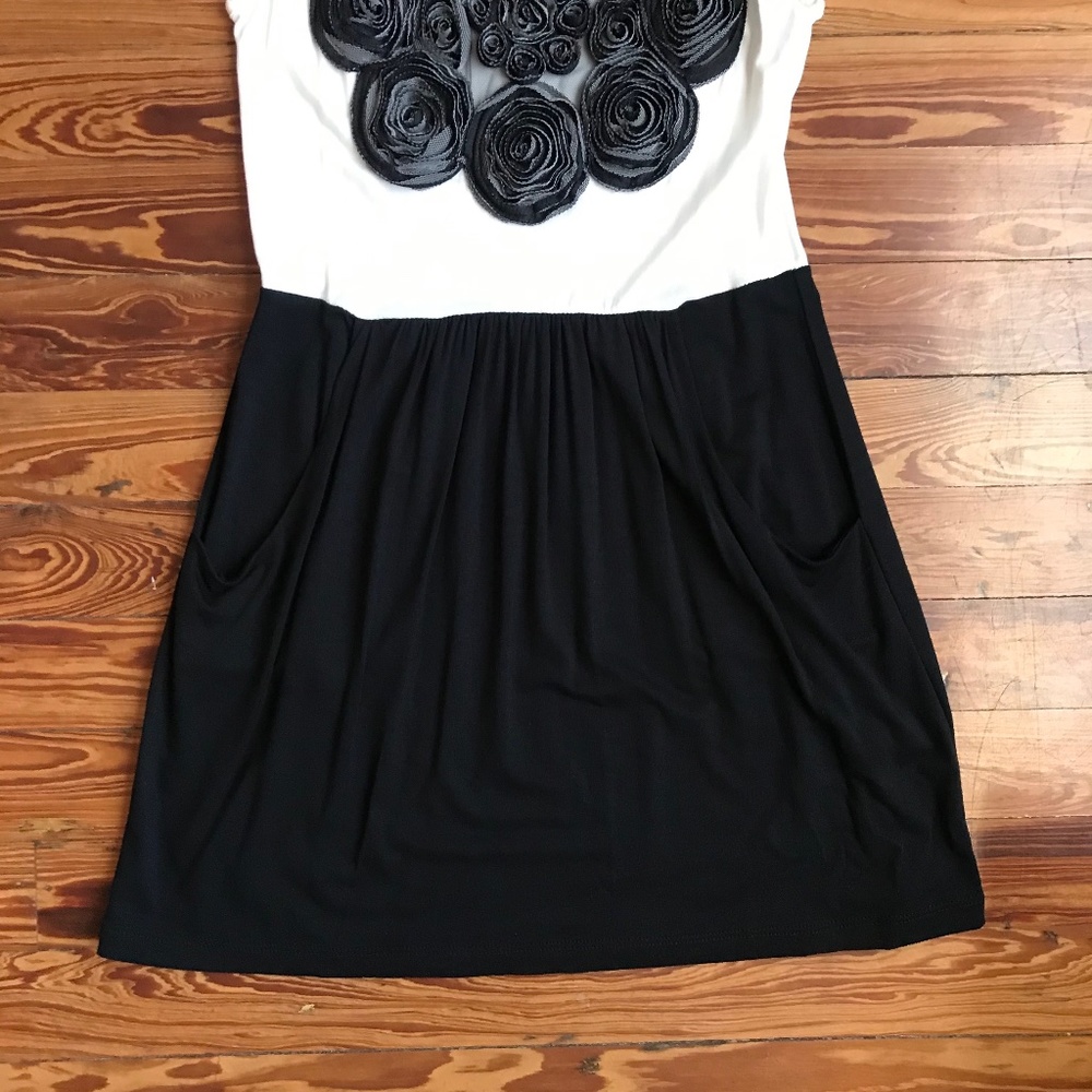 Soprano Black and White Dress with Floral Details - Picture 7 of 14